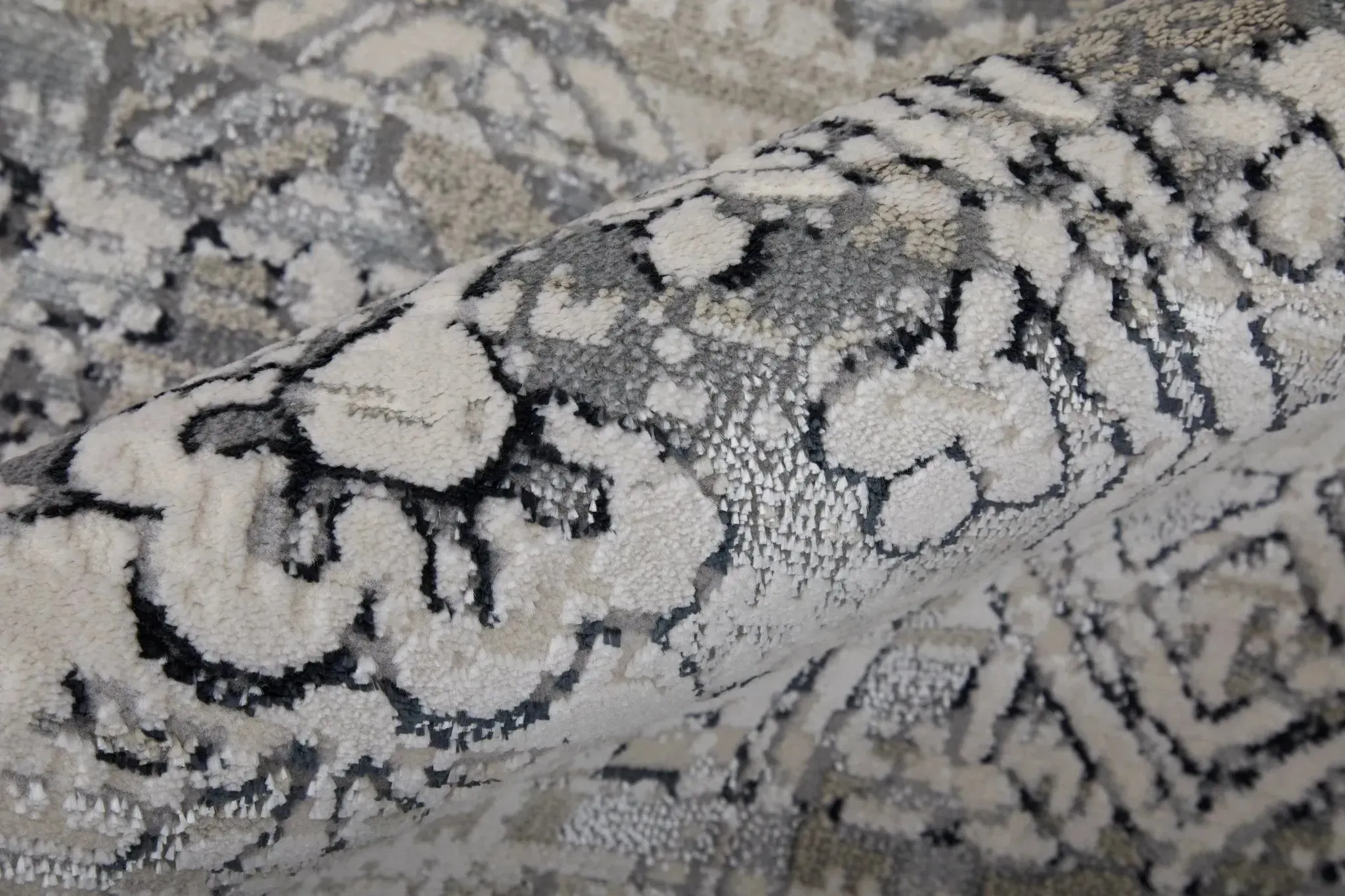 Macklaine MCK39LGF Silver/Ivory Rug